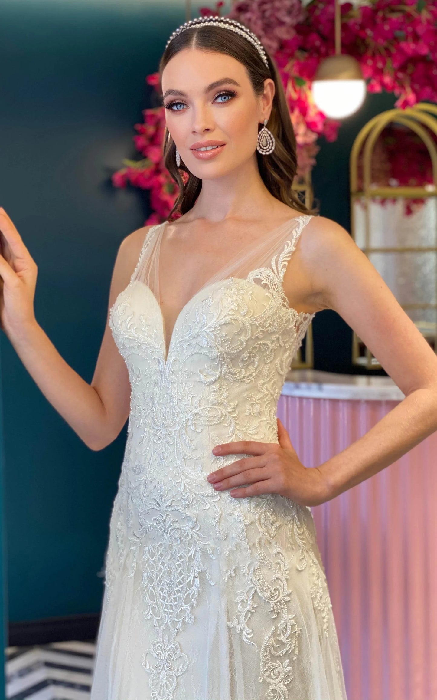 Bohemian Mermaid Lace Tulle V-neck Sleeveless Wedding Dress With Appliques and Pleats