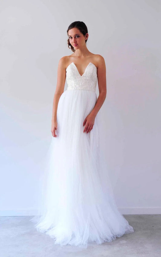V Neck Sleeveless A-Line Long Tulle Backless White Wedding Dress